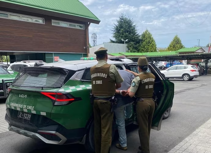 Carabineros en Villarrica investigan una casa incendiada tras un caso de violencia intrafamiliar.